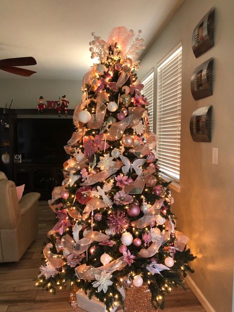 Diy Christmas Decorations Outdoor, Christmas Tree Ideas Red, Christmas Tree Ideas 2023, Wallpaper Aesthetic Christmas, Pink Xmas Tree, Christmas Wallpaper Aesthetic, Pink Christmas Tree Decorations, Rose Gold Christmas Tree, Rose Gold Christmas Decorations