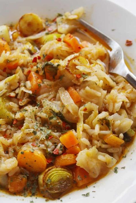 Raw Cabbage Recipe, Greek Cabbage, Cabbage And Rice, Rice Stew, Cabbage Stew, Seasonal Veggies, Cabbage Rice, Vegetarian Cabbage, Inexpensive Meals