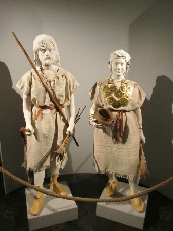 Recreations of Bronze Age costume, jewelry, and other personal objects displayed in the Zapadoceske Museum, West Bohemia (Czech Republic). Bronze Age Civilization, Prehistoric Age, Aged Clothing, Prehistoric Art, Richard Iii, Iron Age, Stone Age, Museum Exhibition, Bronze Age