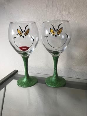 Wine Glass Crafts Christmas, Winter Wine Glass Painting, Ideas For Wine Glasses, Easy Wine Glass Painting Ideas, Christmas Wine Glass Painting, Diy Wine Glass Decorating, How To Paint Wine Glasses, Wine Cup Painting Ideas, Christmas Glass Painting Ideas