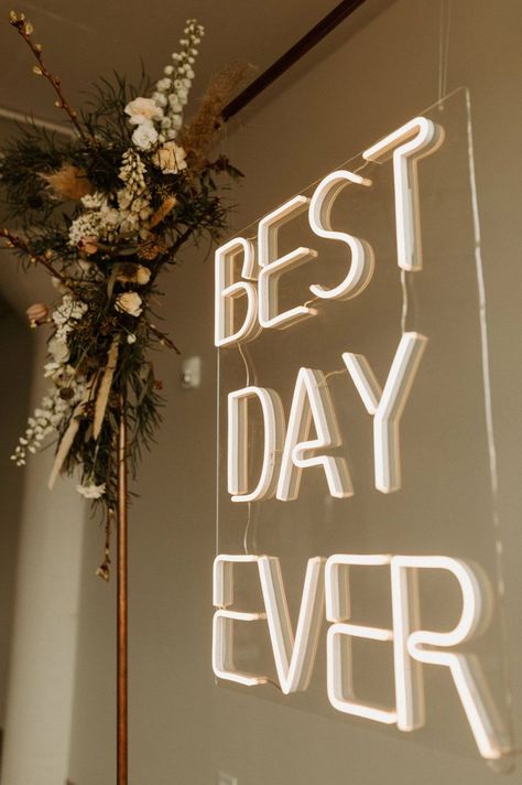 #WeddingNeonSigns #WeddingDecor #CustomNeonSigns #UniqueLighting Best Day Ever Neon Sign, Wedding Glow Sign, Wedding Reception Inspiration Indoor, Modern Southern Wedding, Fall Wedding Modern, Wedding Neon Sign Ideas, Urban Wedding Decor, Neon Lights Wedding, Industrial Boho Wedding