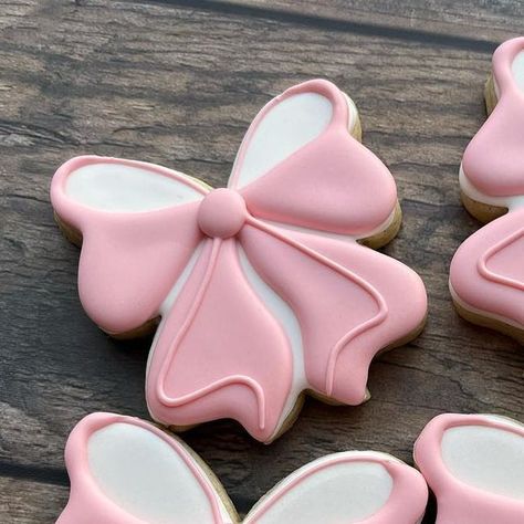 Debbie Perez on Instagram: "These bows have my heart 💗 #bohosugarfairy #cookiedealer #customsugarcookies #customcookies #decoratedcookies #decoratedsugarcookies #sugarcookiesofinstagram #cookiebusiness #cookier #designercookies #cookiedesigner#royalicingcookies #cookieart #dfw #dfwmom #dfwcookies #dfwcustomcookies #fortworth #fortworthmom #fortworthcookies #fortworthcustomcookies #sugarcookiedecorating #cookies #sugarcookies #sugarcookiemarketing #royalicing #bowcookies #girlycookies #genderre Coquette Cookies Aesthetic, Bows Cookies Decorated, Bow Cookies Royal Icing, Pink Decorated Cookies, Bow Sugar Cookies Royal Icing, Pink Bow Cookies Decorated, Coquette Cookies Decorated, Bow Sweet 16, Coquette Sugar Cookies