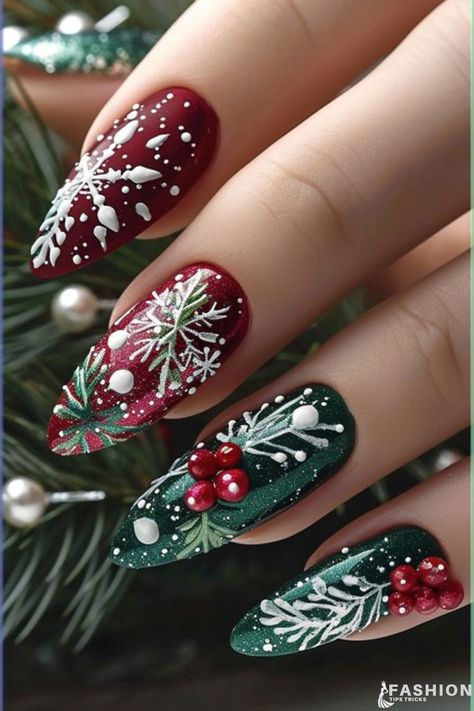 Holiday Nail Art Christmas, Christmas Naildesign, Classy Nail Art Ideas, Nail Art Noel, Festive Nail Designs, Festive Nail Art, Glittery Nails, Cute Christmas Nails, Winter Nail Art