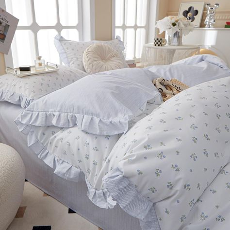 PRICES MAY VARY. ♥♥♥ Chic Botanical Floral 100% Cotton Duvet Cover Set With Zipper Closure and Corner Ties. This bedding set is only a cover for duvet, not comforter set, no comforter or fluffy insert included. 【Quality Material】- Boho ruffle floral twin duvet cover set made of 100% cotton fabric creates a new standard of soft and comfortable sleeping experience, exceptionally cozy, naturally soft and cool, breathable, lightweight and skin-friendly. Chic garden floral bedding sets perfect for al Duvet Covers Teenage Girl, Coquette Bed Sheets Aesthetic, Blue Ruffle Bedding, Floral And Gingham Bedding, Cottage Core Bed Set, Cute Blue Bedding, White Comforter Colored Sheets, Blue And White Bedding Aesthetic, Blue Flower Comforter