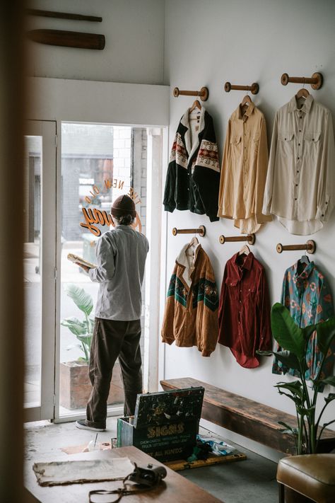 Tiny Retail Space, Vintage Store Interior, Vintage Boutique Interior, Small Clothing Store Interior, Clothing Shop Interiors, Clothing Store Decor, Clothes Shop Design, Vintage Store Ideas, Store Interior Design