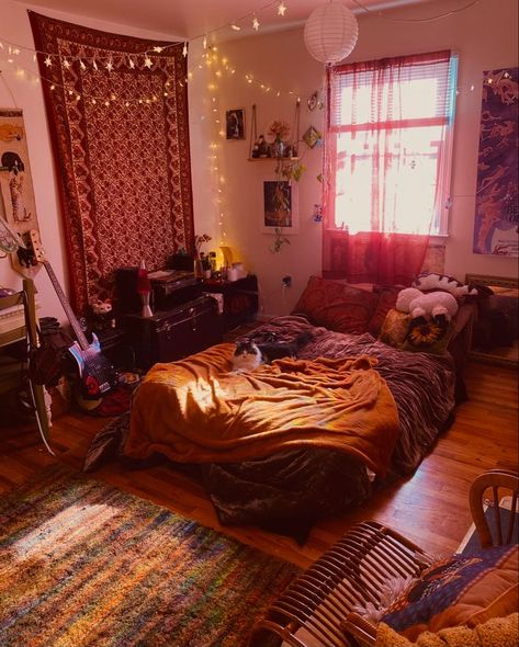 90s Whimsy Goth Bedroom, Eclectic Bedroom Aesthetic, Funky Room Aesthetic, Bedroom Ideas Y2k, Bedroom Y2k, Bedroom Decor Aesthetic, Y2k Bedroom, Aesthetic Plants, Redecorate Bedroom