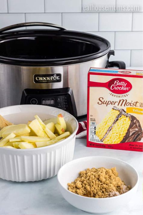 Crock Pot Apple Crisp With Cake Mix 3 Ingredients, Crock Pot Apple Cobbler, Crock Pot Cake, Apple Crockpot Recipes, Cinnamon Cobbler, Crockpot Cobbler, Fresh Apple Recipes, Slow Cooker Apple Cobbler, Recipes Apples