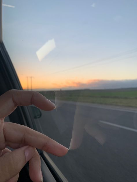 Road trip Road Trip Photos In Car, Aesthetic Pics In Car, Road Trip Story Instagram, Road Pics Aesthetic, Road Trip Poses, Road Trip Snap, Road Trip Picture Ideas, Road Trip Instagram Story Ideas, Car Aesthetic Pics