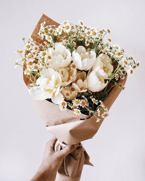 A Bunch Of Flowers, Chamomile Flowers, Deco Floral, Bouquet Of Flowers, Bunch Of Flowers, Brown Paper, Flower Child, Ikebana, Love Flowers