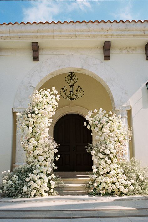 Wedding Isles Outdoor Elegant, All White Ceremony Decor, Modern Outdoor Wedding Ceremony, White Floral Wedding Aisle, Outdoor Wedding Flower Decorations, Wedding Altar Flowers Arrangements, Venue Entrance Decor Wedding, Flower Arch Wedding Ceremony, White Florals Wedding Reception