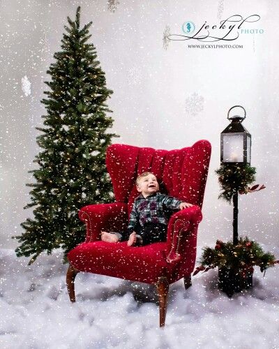 Christmas Photo Background, Diy Christmas Photoshoot, Polar Express Christmas Party, Christmas Studio, Christmas Party Wear, Baby Christmas Photos, Holiday Portraits, Christmas Photo Booth, Christmas Portraits