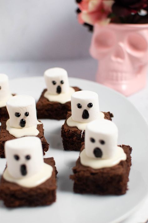 Looking for easy and fun no-bake Halloween treats for kids? Try these Spooky Halloween Ghost Brownies! They're the perfect Halloween snack or dessert. Kids can make these ghost brownie bites for a bake sale, enjoy them for a school party, or hand them out in Halloween goody bags or boxes. Add these yummy marshmallow and icing ghosts to your list of Halloween foods to try this year! Brownies For Halloween, Ghost Brownies, Halloween Dessert Ideas, Halloween Deserts, Halloween Brownies, Postres Halloween, Dessert Halloween, Spooky Halloween Food, Spooky Snacks