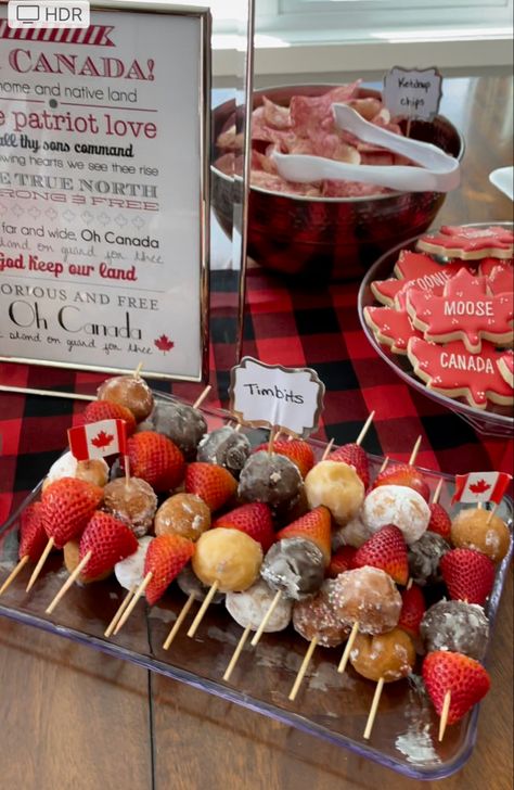 Party food that looks good Canada Charcuterie Board, Canada Day Birthday Party Ideas, Canada Day Snacks For Kids, Canada Party Ideas, Canadian Party Food, Canada Theme Party, Canada Day Breakfast, Canadian Party Theme, Canadian Themed Party