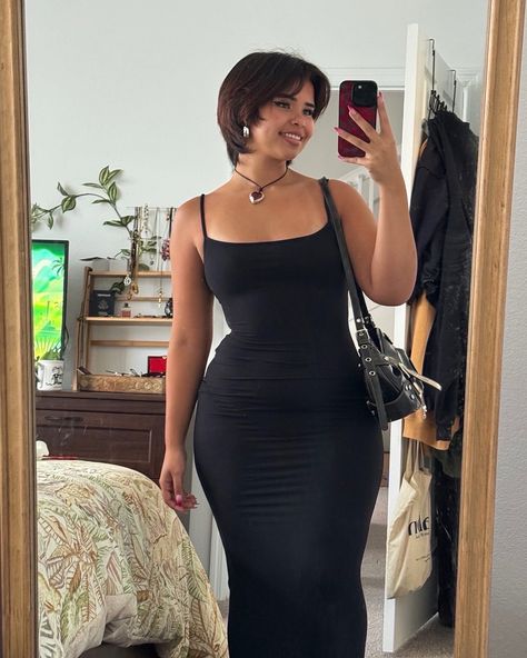 Pear Body Manifest, Outfit For Curvy Body Type, Midsize Body Type, Midsize Aesthetic, Pear Body Type, Black Homecoming Dresses, Curvy Casual Outfits, Curvy Body Types, Pear Body