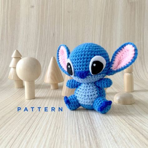 Lilo En Stitch, Crochet Dragon Pattern, Crochet Disney, Crochet Dragon, Crochet Etsy, Fun Crochet Projects, Lilo Stitch, Doll Parts, Disney Stitch