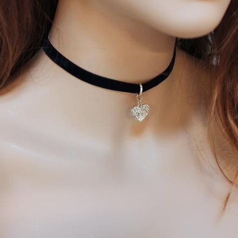 Black Choker Aesthetic, Chokers Aesthetic, Gold Heart Choker, Kalung Choker, Penyimpanan Makeup, Choker Simple, Black Velvet Choker Necklace, Velvet Choker Necklaces, Heart Choker Necklace