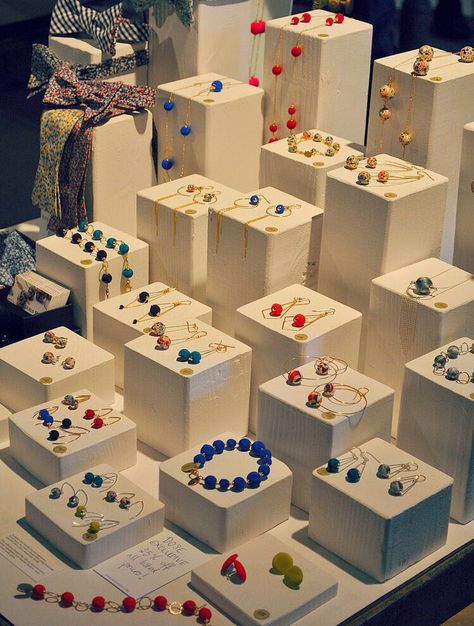 Prendas Jewelry Display Ideas, Creative Jewelry Displays, Silver Shawl, Jewelry Booth, Stall Display, Jewerly Displays, Diy Display, Craft Stalls, Diy Jewelry Display