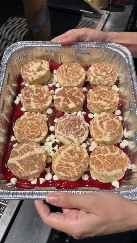 Pillsberry Cinnamon Rolls, Dessert On The Grill, Strawberry Cinnamon Roll, Cinnamon Roll Dessert, Dessert Cinnamon, Cinnamon Roll Desserts, Grill Dessert, Grilled Desserts, Easy Treat