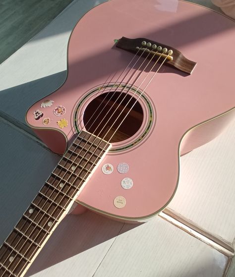 Decorated Acoustic Guitar Aesthetic, Pink Acoustic Guitar Aesthetic, Cute Guitar Aesthetic, Cute Acoustic Guitar, Pink Guitar Aesthetic, Cute Guitars, Pink Acoustic Guitar, Acoustic Guitar Aesthetic, Guitars Aesthetic