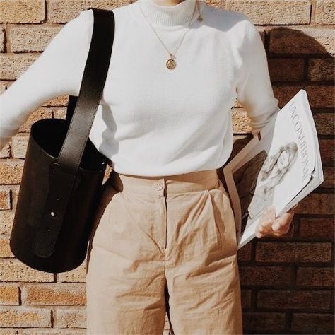 P I N T E R E S T|| follow @bitchbetterstop White Turtleneck Outfit, Look Zara, Turtleneck Outfit, Beige Outfit, 90's Fashion, White Turtleneck, Grunge Look, Mode Inspo, Outfits Casual