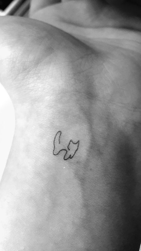 Cute small minimalist cat tattoo Follow @Prettyalpaca Red Capricorn Tattoo, Cat Tatoos Aesthetic, Cat Tattoo Abstract, Cat Tattoo Paw, Cat Tattoo Designs Simple, Mini Tattoos Cat, Small Cat Tattoo Simple, Minimalist Cat Tattoo Designs, Minimalistic Cat Tattoo