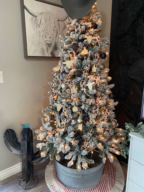 Western Christmas Bedroom Decor, Western Themed Christmas Tree Ideas, Western Theme Christmas Trees, Western Tree Ideas, Western Xmas Decor, Cowboy Tree Christmas, Cow Tree Ideas, Western Christmas Room Decor, Cowboy Themed Christmas Tree