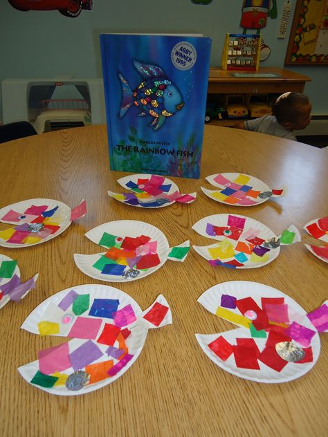 Squarehead Teachers: Rainbow Fish activities to go with the Rainbow Fish book by Marcus Pfister. Rainbow Fish Book, Rainbow Fish Activities, Rainbow Fish Crafts, Book Rainbow, The Rainbow Fish, Rainbow Activities, Fish Activities, Fish Crafts, Rainbow Fish