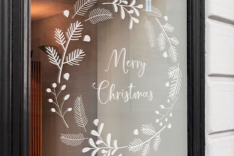 Christmas Window Art, Diy Christmas Window, Christmas Wreaths For Windows, Stencil Christmas, Christmas Doodle, Christmas Window Painting, Window Wreath, Christmas Window Display, Cozy Christmas Decor