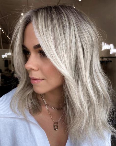 Balayage Shag, Light Brown Lowlights, Pictures Of Light, Brown Lowlights, Straight Hair Highlights, Baby Blonde Hair, White Blonde Highlights, Silver Hair Highlights, Light Strawberry Blonde