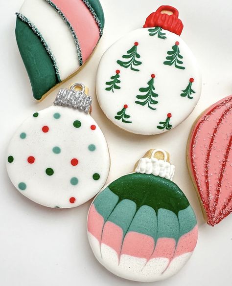 Circle Holiday Sugar Cookies, Cute Christmas Cookies Royal Icing, Ornament Sugar Cookies Decorated, Christmas Cookie Decorating Ideas Buttercream, Sugar Cookie Ornament Decoration, Snowman Christmas Cookies Decorated, Christmas Cookies Icing Designs, Christmas Ball Cookies Decorated, Cookie Decorating Inspiration