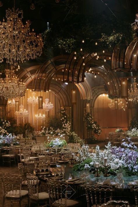 Rustic Wedding decorations on a budget that looks so elegant - Hike n Dip Wedding Venues Expensive, Debut Venue Design Elegant, Indian Fairytale Wedding, Luxury Fairytale Wedding, Desi Wedding Venue Ideas, Wedding Venues Decorations, Wedding Venue Asthetic, Rustic Wedding Theme Decor, Flower Wedding Venues