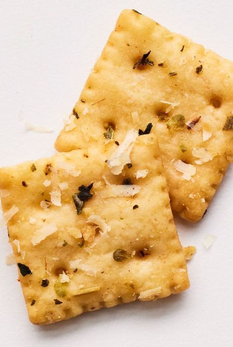 Cracker Snacks Saltine, Recipes Using Saltines, Holiday Crackers Saltine, Spiced Saltine Crackers, Seasoned Saltines Recipe, Ranch Mini Saltines, Club Cracker Recipes Snacks, Garlic Parmesan Crackers, Mini Saltines Recipes