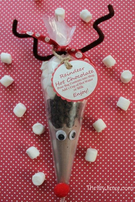 Reindeer themed Hot Chocolate Mix Diy Kids Christmas Presents, Reindeer Cones, Chocolate Reindeer, Reindeer Hot Chocolate, Diy Christmas Gift Ideas, Christmas Food Gifts, Easy Christmas Gifts, Christmas Mason Jars, Christmas Jars