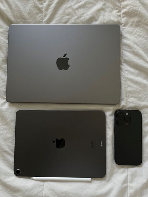 Laptop Ipad Study Aesthetic, Space Gray Ipad Aesthetic, Mac Products Aesthetic, Macbook Ipad Aesthetic, Iphone And Ipad Aesthetic, Macbook Air M1 Space Grey Aesthetic, Apple Products Aesthetic Black, Macbook Air M2 Space Grey, Ipad And Macbook Aesthetic