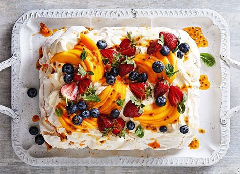 Classic Pavlova Recipe, Christmas Pavlova, Summer Fruit Desserts, Pavlova Dessert, Favorite Christmas Desserts, Mini Pavlova, Meringue Desserts, Pavlova Recipe, Desserts For A Crowd