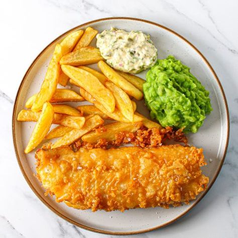 Fancy Fish And Chips, English Chips Recipe, Traditional British Food, English Fish And Chips, Homemade Fish And Chips, Make Tartar Sauce, British Fish And Chips, Traditional Fish And Chips, Fish N Chips Recipe