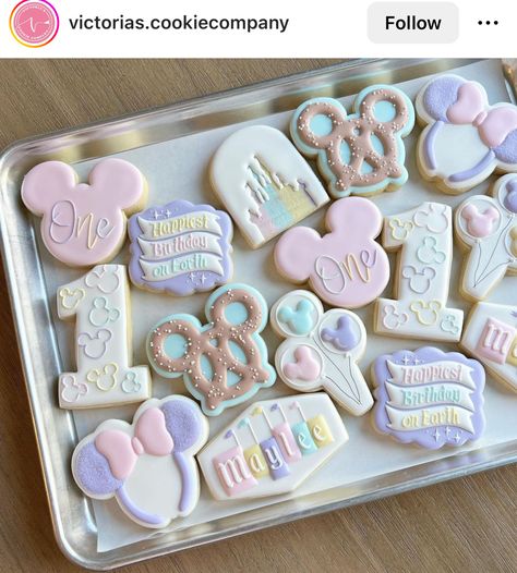 Pastel Disney First Birthday, Disneyland Cotton Candy, Disneyland Cake Pops, Disney Theme Cookies, Disneyland Birthday Cookies, Disneyland Cake Ideas, Disneyland Theme First Birthday, Vintage Disney Cookies, Disney World Cookies