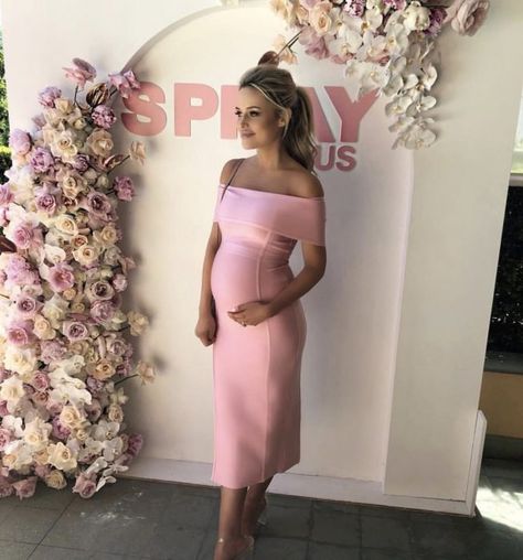 Vestidos para baby shower, mujer rubia con cabello agarrado en coleta, usando vestido para embarazada rosa, ceñido al cuerpo, de pie frente a flores roas y blancas Baby Shower Outfit Invitada, Pink Pregnant, Vestidos Para Baby Shower, Ideas For Baby Shower, Preggo Fashion, Dresses For Pregnant Women, Shower Outfits, Stylish Maternity Outfits, Baby Shower Outfit