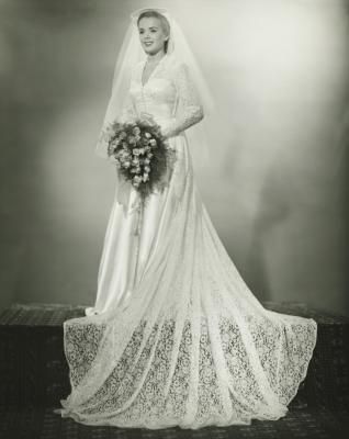 Wedding Dresses of the 1920s, 1930s & 1940s 1940 Wedding Dress, 1940s Wedding Dress, 1920s Wedding Dress, 1940s Wedding, Vintage Wedding Photos, Wedding Gowns Vintage, A Wedding Dress, Vintage Gowns, Vestidos Vintage