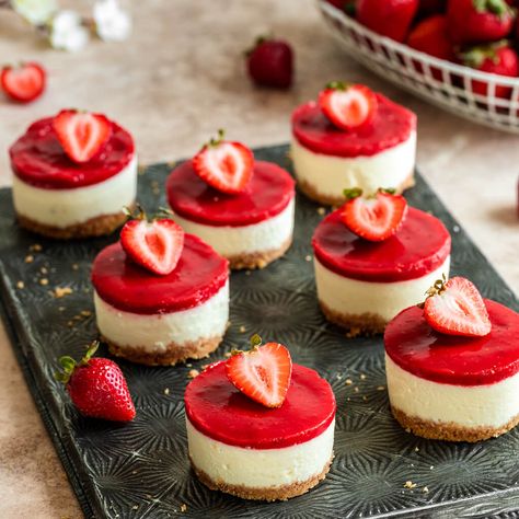 تشيز كيك بالفراولة, Strawberry Cheesecakes, Mini Strawberry Cheesecake, Strawberry Cheesecake Bites, Mini Cheesecake Recipes, Strawberry Topping, Cheesecake Bites, Mini Cheesecakes, Creamy Cheesecake