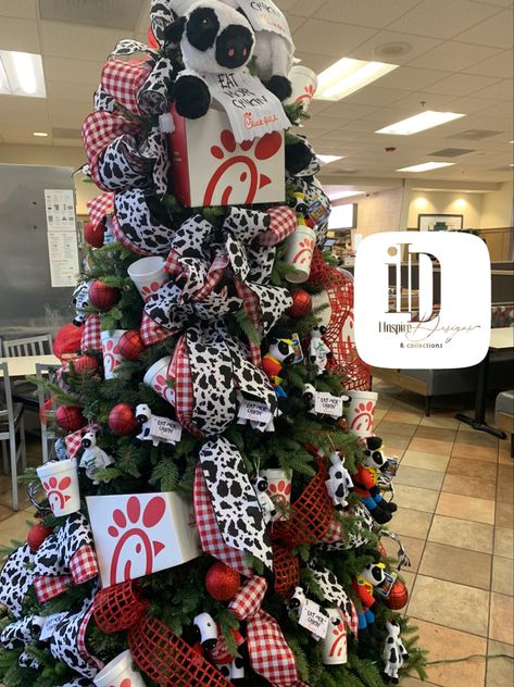 Cow Theme Christmas, Cow Tree Topper, Farm Animals Christmas Tree, Chick Fil A Christmas Tree, Cow Print Christmas Decor, Cow Print Christmas Tree Ideas, Cow Themed Christmas Tree, Cow Christmas Tree Ideas, Chick Fil A Christmas