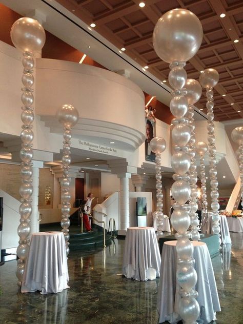 Balloon decor Diy Event, Wedding Scene, Bubble Balloons, Balloon Centerpieces, Balloon Columns, Balloon Design, Wedding Balloons, Balloon Art, The Ceiling