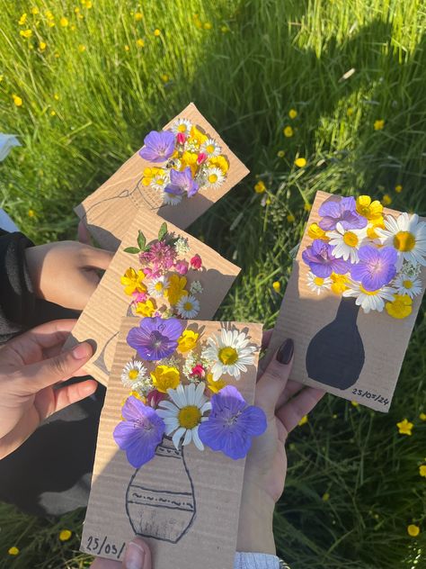 Inspo from Instagram @deryatavas! Arts N Crafts Aesthetic, Sentimental Gifts Diy, Summer Diys For Teens, Picnic Craft Ideas, School Picnic Ideas, Camp Activity Ideas, Cool Hobbies To Try, Activities For Preteens, Picnic Ideas For Friends