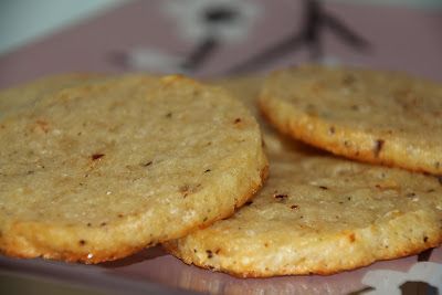 Parmesan, pepper and chilli savoury biscuits Pepper Biscuits, Christmas Nibbles, Savoury Crackers, Savoury Biscuits, Savory Scones, Homemade Crackers, Cracker Recipes, Savoury Baking, Xmas Food