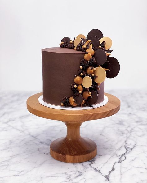 Caramel Cake Decoration, Salted Caramel Ganache, Three Layer Cake, Egg Substitutes, Caramel Ganache, Magnolia Kitchen, Chocolate Caramel Cake, Sweet Cafe, Chocolate Ganache Cake