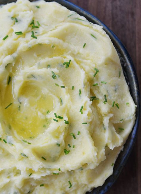 Crème fraîche adds a creamy taste and consistency to these classic mashed potatoes. Garlic Mashed Potatoes Recipe, Classic Mashed Potatoes, Gimme Delicious, Garlic Mashed Potatoes, Mashed Potato Recipes, Garlic Mashed, Creamy Mashed Potatoes, Thanksgiving Side Dishes, Roasted Garlic