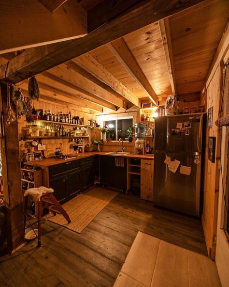 Small House Videos, Tiny Cabins Interiors, Small Cabin Interiors, Cabin Interior Design, Cabin Aesthetic, Off Grid Cabin, Casa Country, Tiny Cabins, Cabin Kitchens