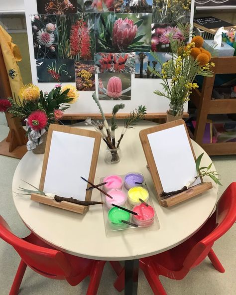 hey_go_play My EA is studying teaching and set up a beautiful native flowers art provocation as part of an assignment. The children loved it! 🌿🇦🇺🌾 Kindy Classroom Set Up, Feelings Kindergarten, Abordagem Reggio Emilia, The Zones Of Regulation, Art Provocations, Reggio Emilia Classroom, Childcare Rooms, Reception Classroom, Reggio Inspired Classrooms