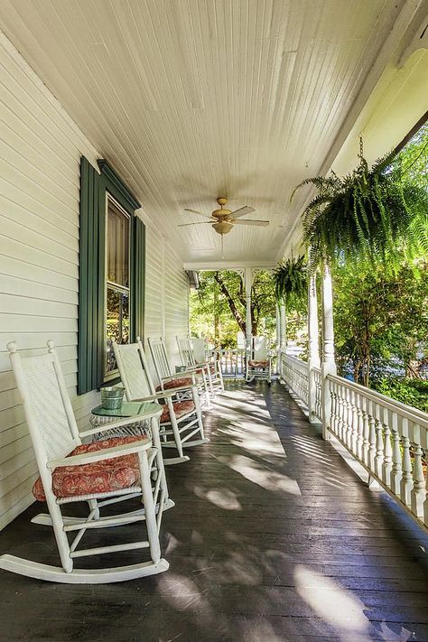 Terri Joe's Porch Farmers Porch Ideas, Country House Porch, Big Front Porch Ideas, Back Porch Dining, Small Southern Homes, Classic Southern Home Decor, Southern House Decor, Victorian Porches, Alabama Garden