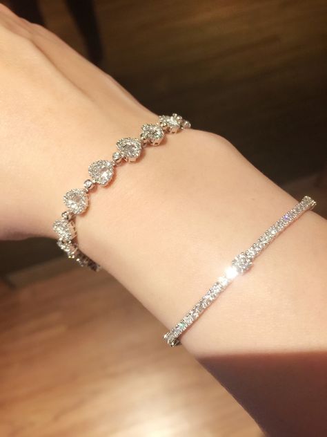 Diamond bracelets , sparkles under the sun !! Diamond Bracelet Aesthetic, Diamond Bracelets Women, Bracelets Fancy, Renda Kebaya, Prom Bracelet, Good Jewelry, Bridal Necklace Designs, Bracelet Luxury, Types Of Jewelry